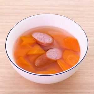 「にんじんとソーセージのコンソメスープ」のレシピ動画