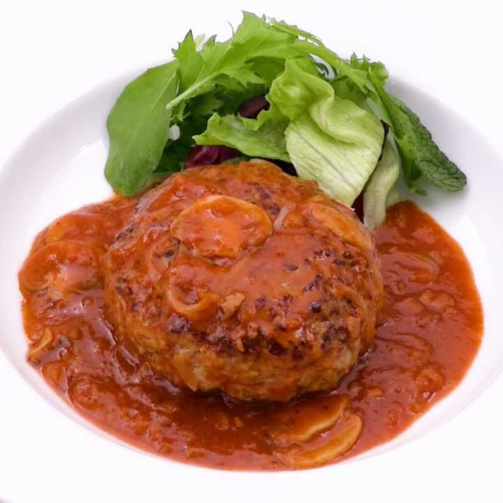 ソースが決め手♪ 簡単にできる煮込みハンバーグの人気レシピ3選