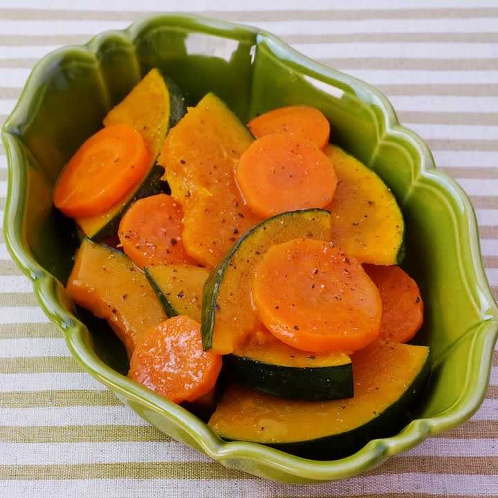 ボリューム満点ガッツリ献立♪ にんじんとかぼちゃの塩バター蒸しの