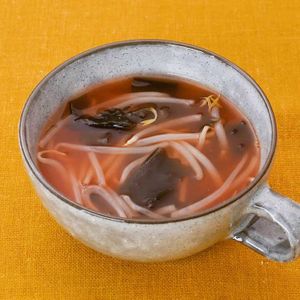 「もやしとわかめのトマトスープ」のレシピ動画