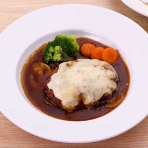 「ビーフシチューチーズ煮込みハンバーグ」のレシピ動画