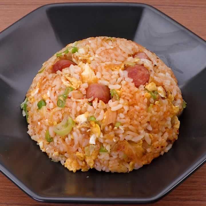 キムチとソーセージのチャーハン