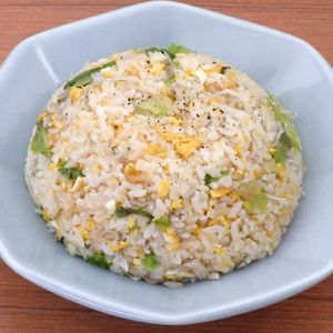 「じゃことレタスのチャーハン」のレシピ動画