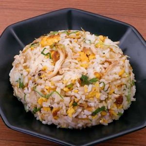 「サラダチキンのチャーハン」のレシピ動画