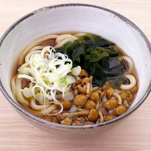 「なめことわかめのうどん」のレシピ動画
