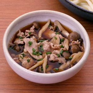 「豚こまとしめじのつけうどん」のレシピ動画
