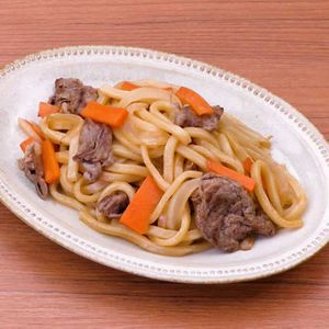 「にんじんと牛肉の焼きうどん」のレシピ動画