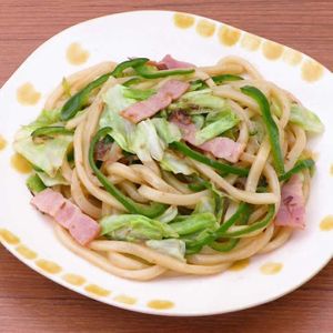 「ベーコンと野菜の焼きうどん」のレシピ動画