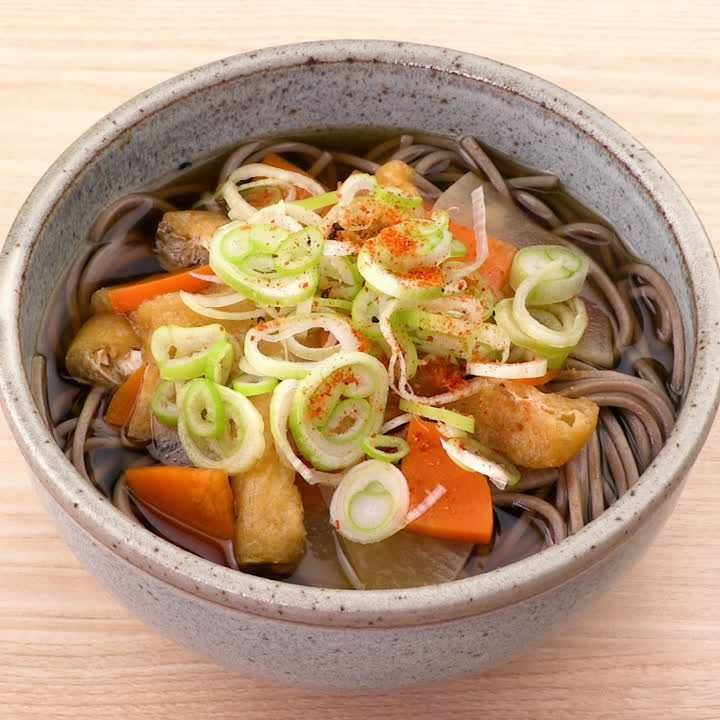 そばつゆ椀 味付けお手軽♪ にんじんと大根の蕎麦のレシピ動画・作り方 | デ
