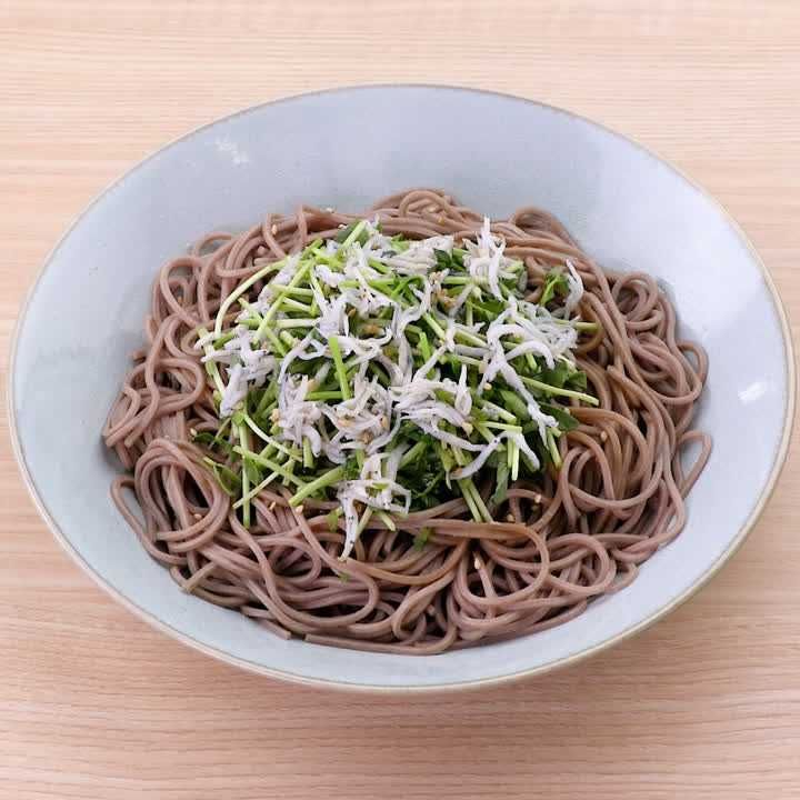 豆苗としらすの香ばし蕎麦