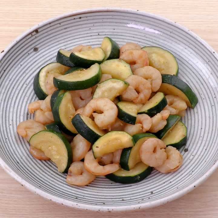 えびとズッキーニのにんにく醤油炒め