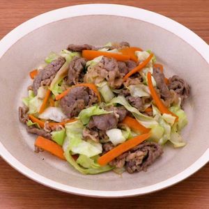 「キャベツと牛肉のオイスター炒め」のレシピ動画
