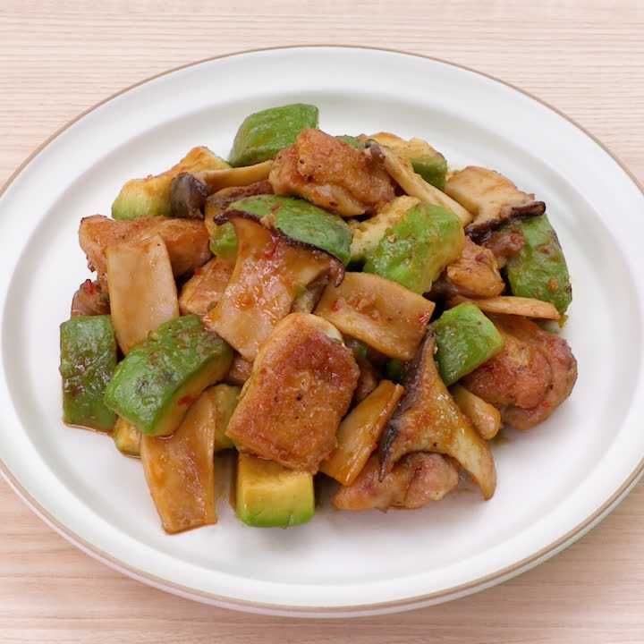 鶏もも肉とアボカドの甘辛炒め