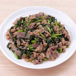 牛肉と春菊のピリ辛みそ炒め