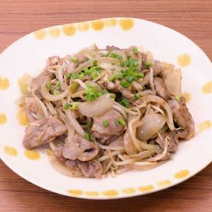 豚もやしと玉ねぎの味噌炒め