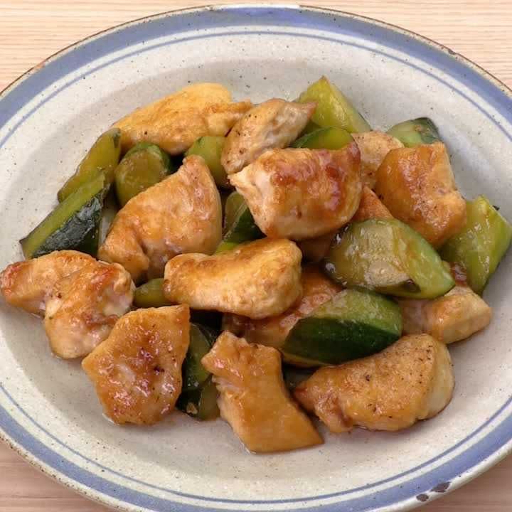 たれがよく絡む♪ 鶏肉ときゅうりのポン酢マヨ炒めのレシピ動画・作り方 | デリッシュキッチン