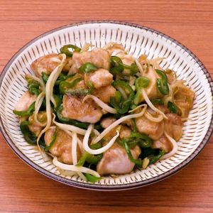 「鶏もも肉ともやしのオイスター炒め」のレシピ動画