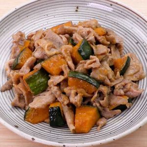 「豚肉とかぼちゃの甘辛炒め」のレシピ動画