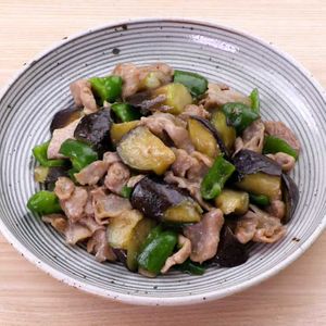 「なすとピーマンの豚肉甘辛炒め」のレシピ動画
