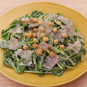 生ハムとサラダほうれん草のシーザーサラダ