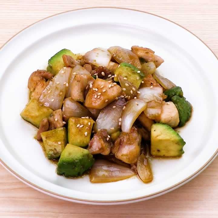 鶏もも肉とアボカドのオイスター炒め