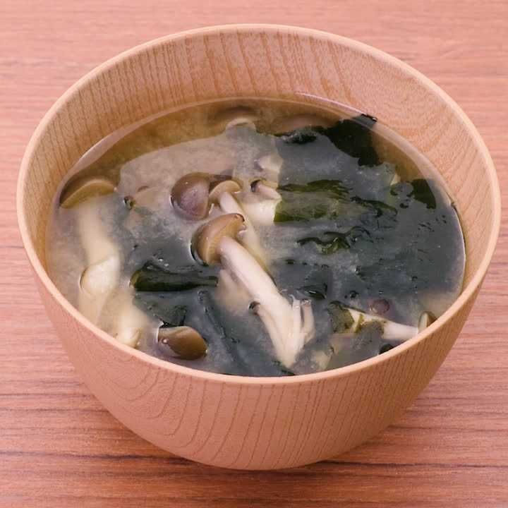 しめじとわかめの味噌汁
