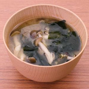 「しめじとわかめの味噌汁」のレシピ動画