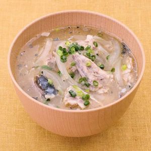 「玉ねぎと鯖缶の味噌汁」のレシピ動画