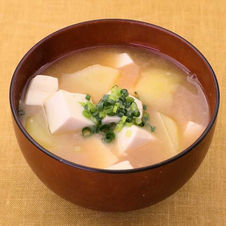 じゃがいもと豆腐の味噌汁