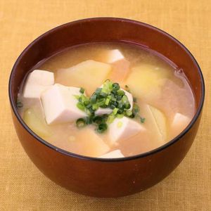 「じゃがいもと豆腐の味噌汁」のレシピ動画