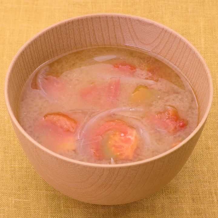 トマトと玉ねぎの味噌汁