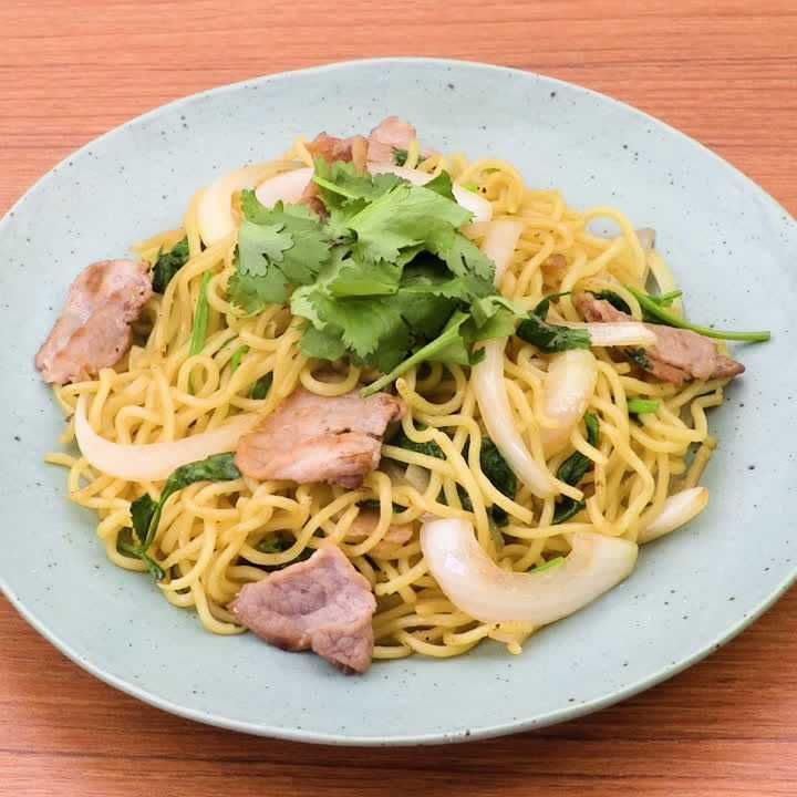ランチにぴったり♪ パクチー焼きそばのレシピ動画・作り方 | デリッシュキッチン