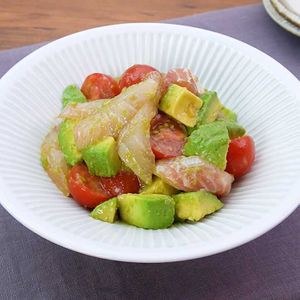「アボカドと刺身の柚子胡椒マリネ」のレシピ動画