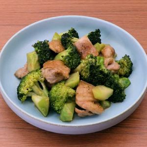 「鶏肉とブロッコリーの味噌炒め」のレシピ動画