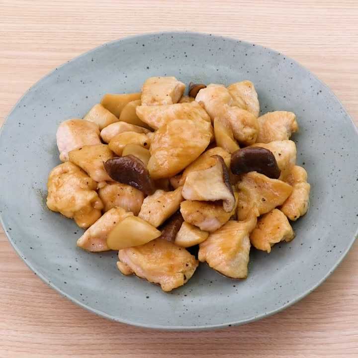 ボリューム満点！ 鶏肉とエリンギの甘辛炒めのレシピ動画・作り方 | デ
