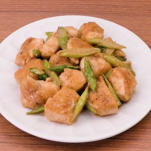 「鶏肉とアスパラの味噌炒め」のレシピ動画