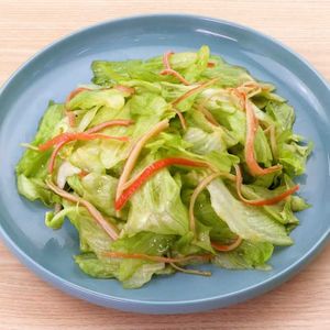 「レタスとかにかまぼこの和風サラダ」のレシピ動画