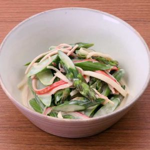 「アスパラとかにかまぼこのマヨサラダ」のレシピ動画