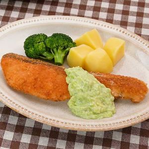 サーモンフライのアボカドソースがけ