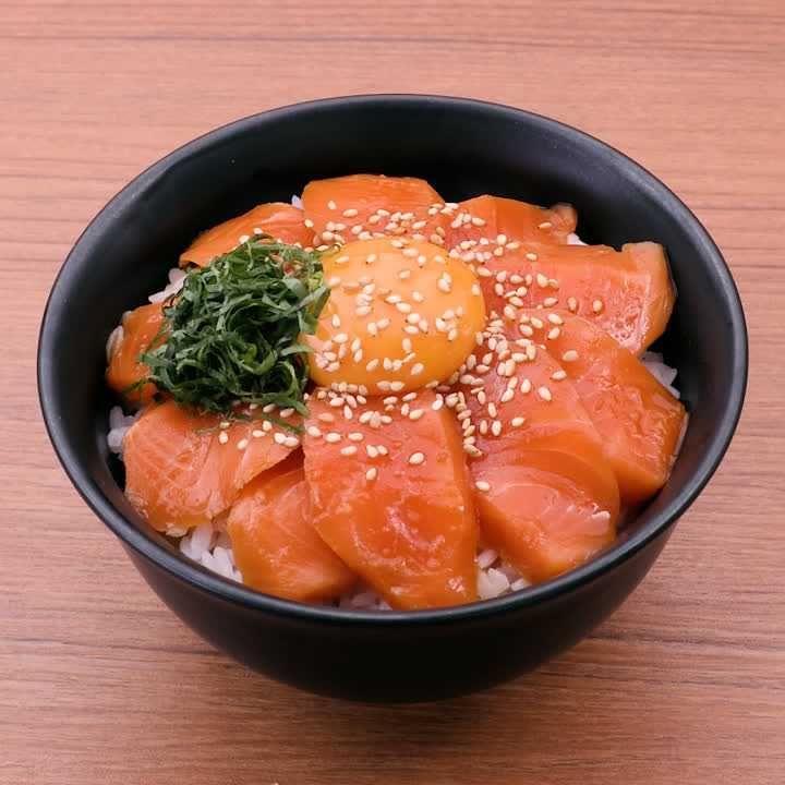 サーモンの漬け丼