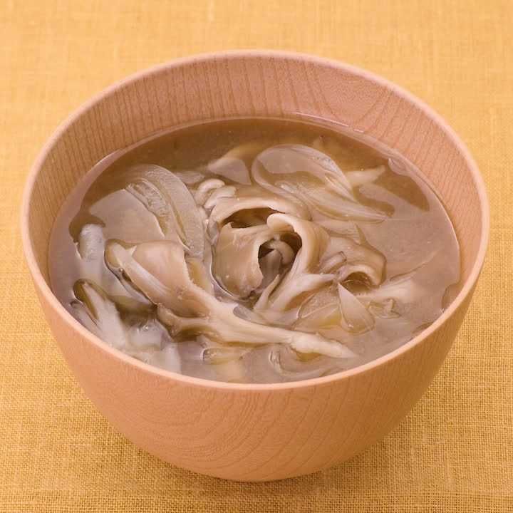 玉ねぎとまいたけの味噌汁