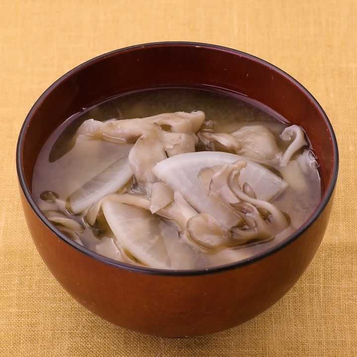 大根とまいたけの味噌汁