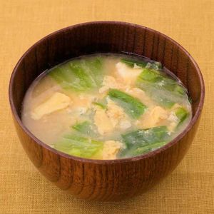 「キャベツと卵の味噌汁」のレシピ動画