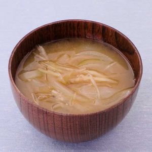 「みょうがと玉ねぎの味噌汁」のレシピ動画