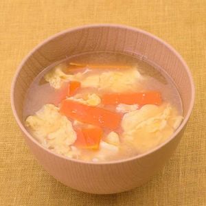 にんじんと卵の味噌汁