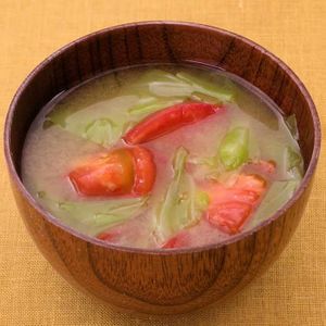 「トマトとキャベツの味噌汁」のレシピ動画