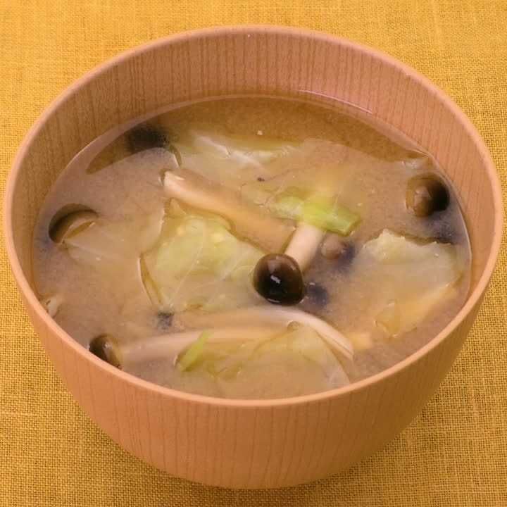 キャベツとしめじの味噌汁