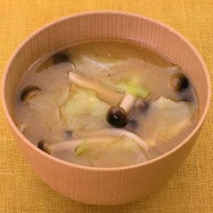 「キャベツとしめじの味噌汁」のレシピ動画