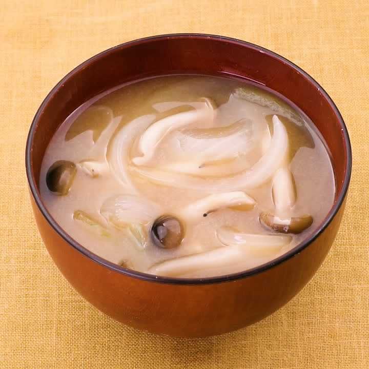 玉ねぎとしめじの味噌汁