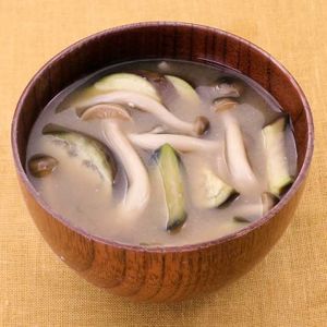 「しめじとなすの味噌汁」のレシピ動画
